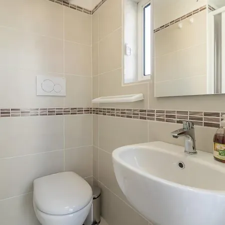 Apartament House Carola *